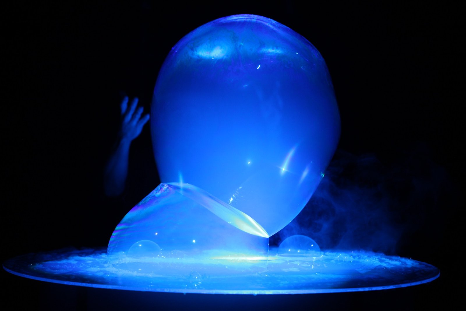 Burbuja azul gigante llena de humo
