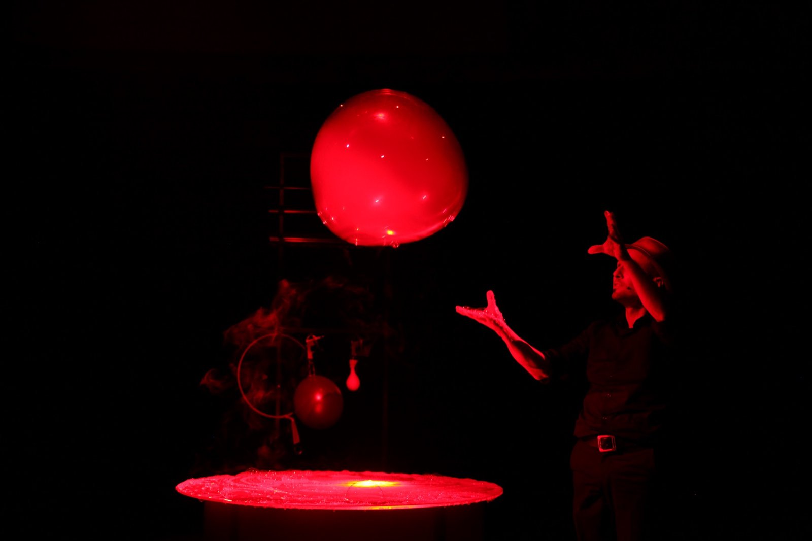 Gran esfera de burbuja roja en escena