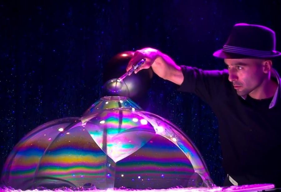 Javier Urbina, The Lord of the Bubbles